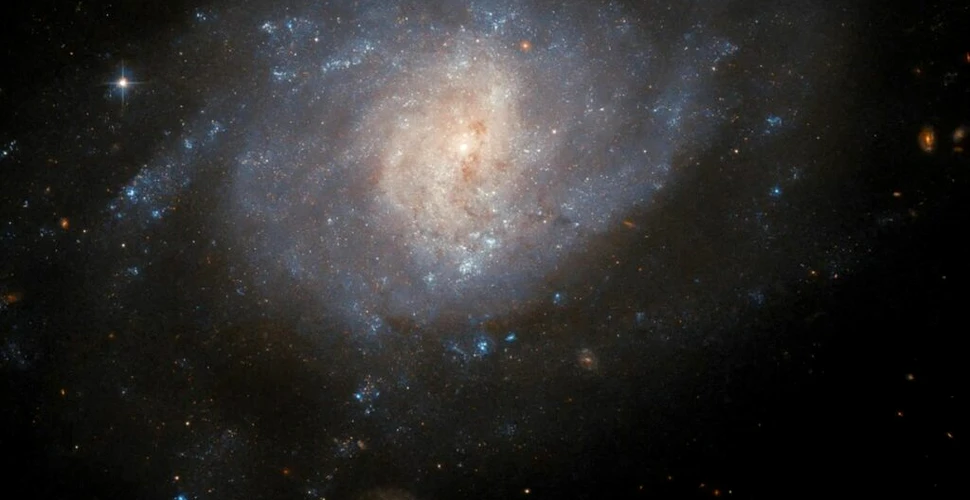 Telescopul Hubble dezvăluie o galaxie cu un trecut exploziv