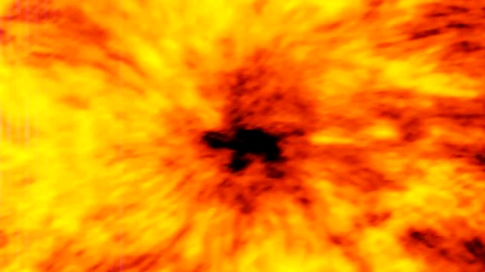 În timpul unor cercetări, astronomii au observat o pată neobişnuită pe suprafaţa Soarelui. Are de două ori lăţimea Pământului
