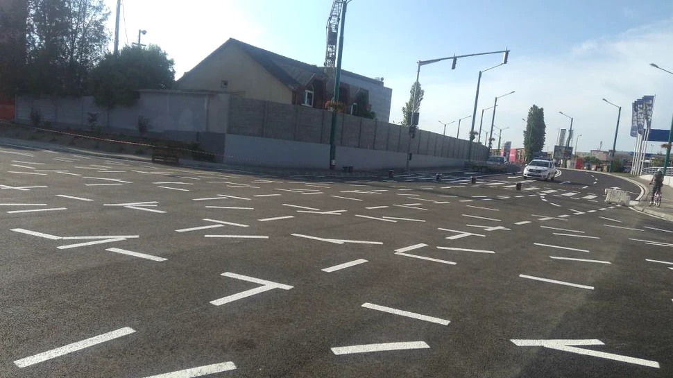Cât de uşor vedeţi liniile imaginare? O intersecţie inaugurată în Timişoara are marcaje rutiere întortocheate – FOTO