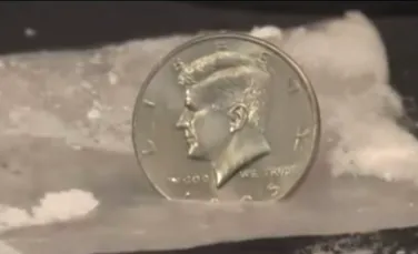 Ce se întâmplă când introduci o monedă într-un bloc de gheaţă – VIDEO