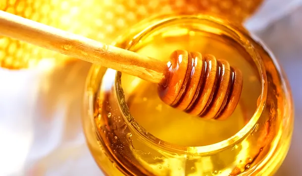 Folosiţi miere pentru a îndulci ceaiul şi cafeaua, şi chiar la gătit - mierea este de două ori mai dulce decât zahărul, aşadar înjumătăţiţi cantităţile.