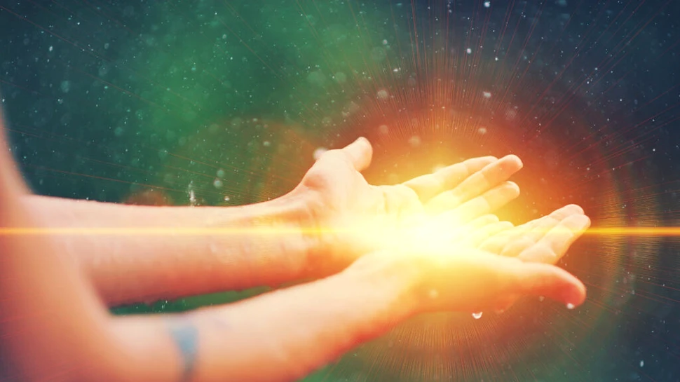 Cum să ne protejăm energetic în spații publice: ghid practic pentru echilibru și armură psihică