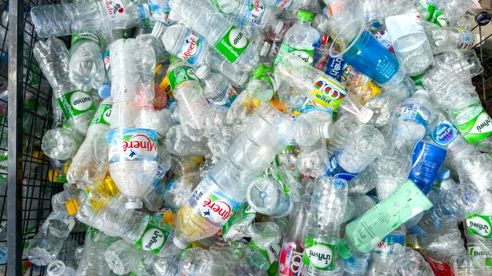 Un tânăr cercetător a reușit să producă benzină și motorină din plastic reciclat
