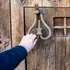 Orașul medieval în care singura cale de acces este printr-o ușă de lemn
