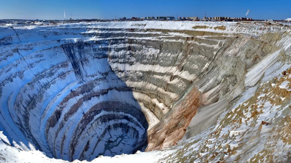 Craterele misterioase apărute în Siberia ar putea fi, în sfârșit, explicate