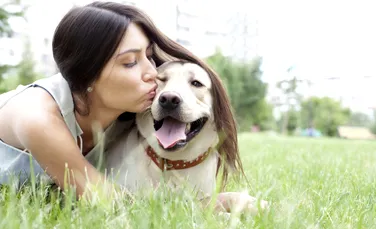 Oameni şi căţei: ce se întâmplă în creierul femeilor care-şi iubesc foarte mult câinii?
