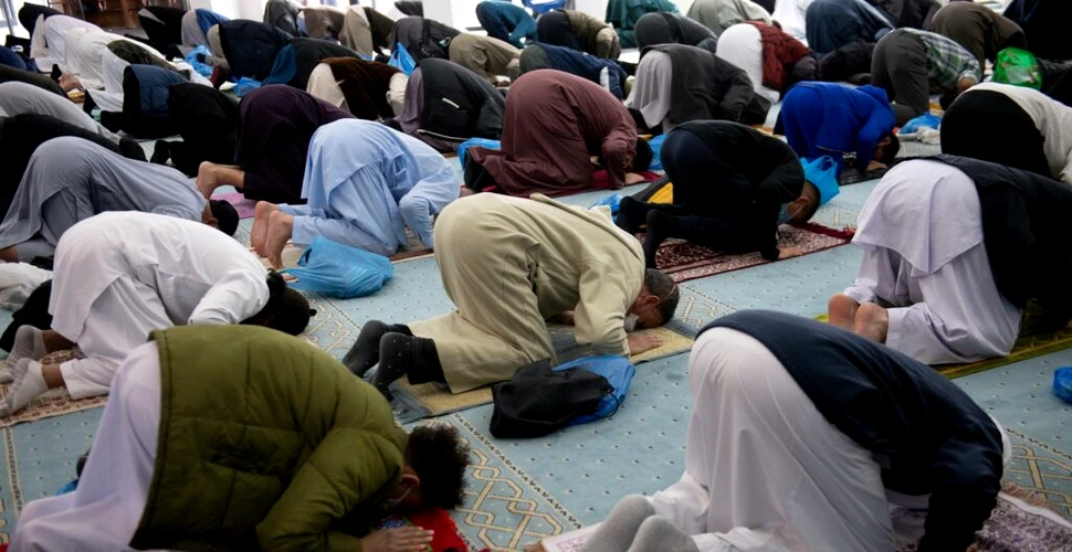 Revoltă în Marea Britanie după ce un imam a explicat într-o predică cum să fie lapidate femeile adultere