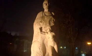 Statuia lui Mihai Eminescu din Galaţi este păzită de poliţia locală, după ce mâna statuii a fost furată în repetate rânduri