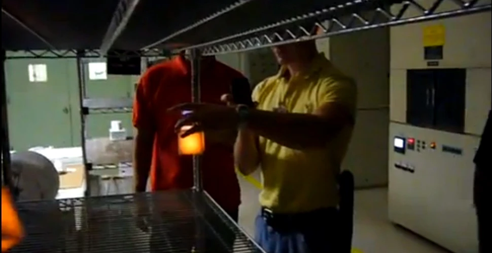 Proaspăt scos din cuptor: materialul care poate fi atins deşi a fost încălzit la 1200 de grade Celsius (VIDEO)