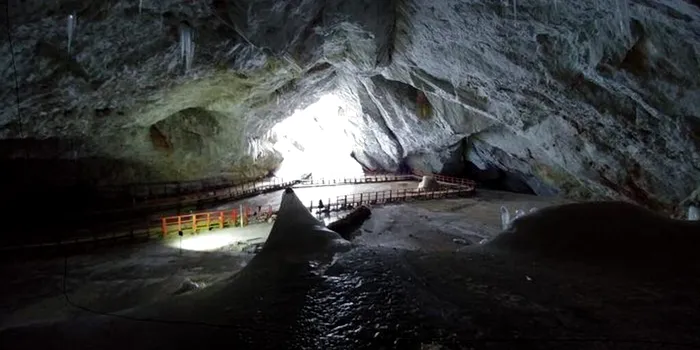 Cercetătorii români au descoperit o bacterie rezistentă la 10 antibiotice în Peștera Scărișoara