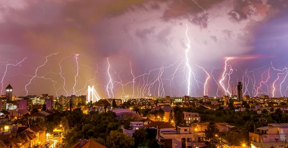 Fotografia care a devenit virală după furtuna de luni seară din Bucureşti