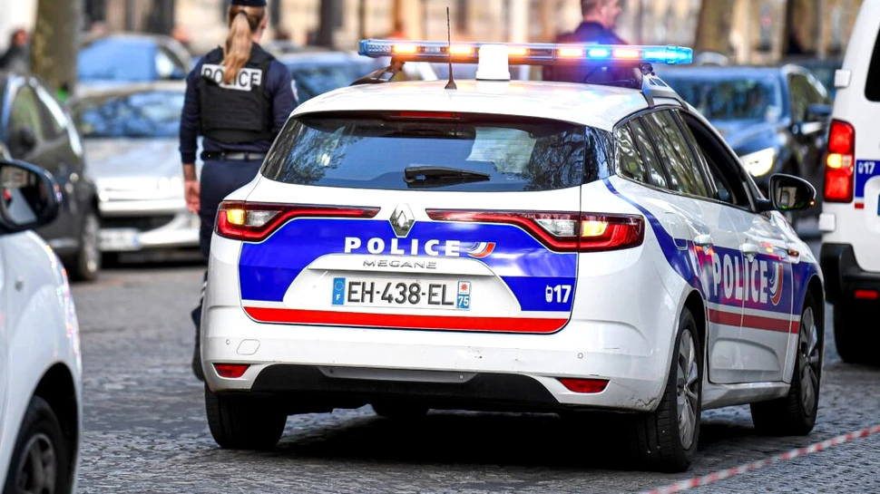 Un bebeluș a murit după ce a fost aruncat de mama sa de la fereastra unui hotel