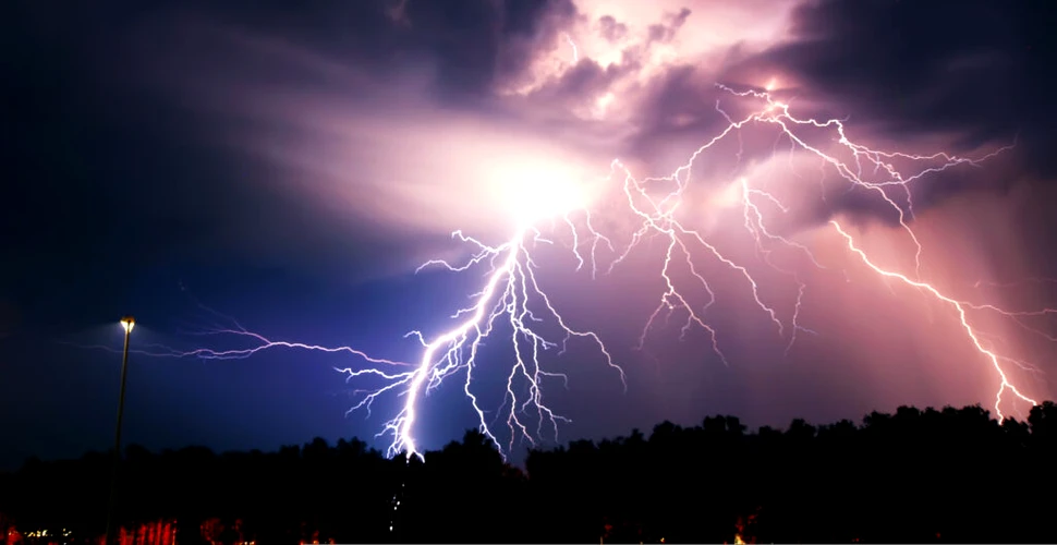 Oamenii de știință și-au dat seama ce provoacă cele mai puternice fulgere de pe Pământ