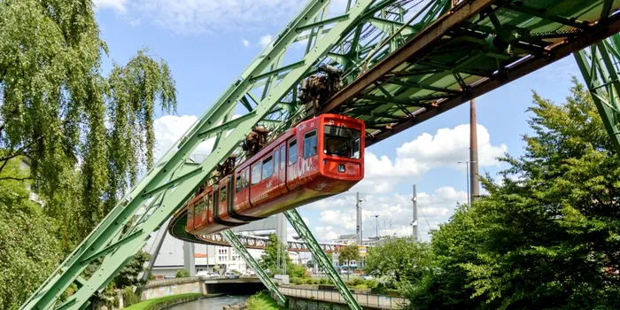 Trenul care „zboară” de peste 125 de ani. Povestea incredibilă a celui mai vechi tren suspendat din lume