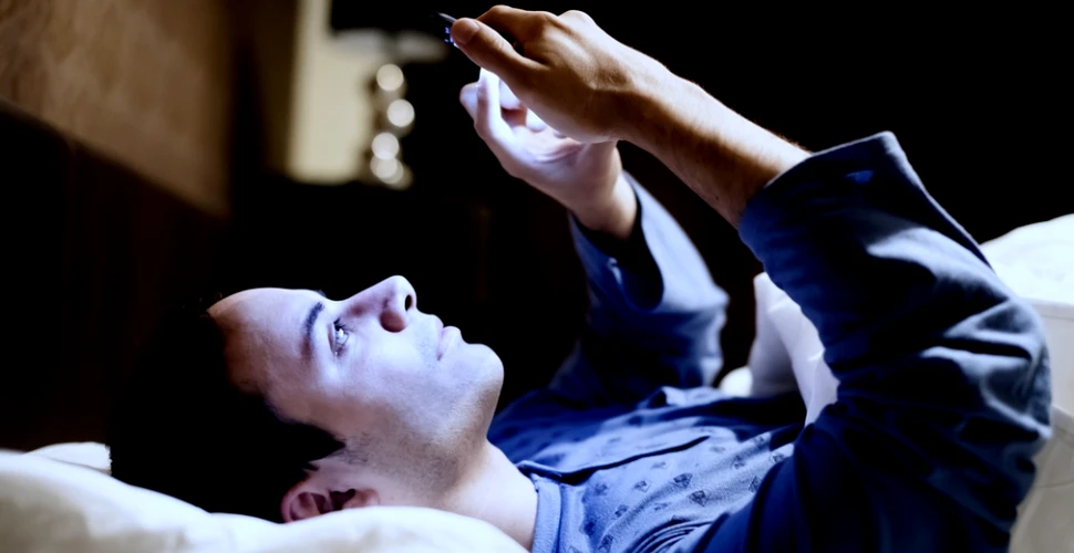 Adolescenţii ce utlizează des smartphone-ul dorm mult mai puţin. Fenomenul poate provoca apariţia sentimentelor depresive