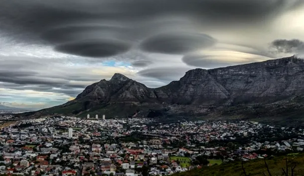 Nori deosebiţi deasupra Cape Town, Africa de Sud