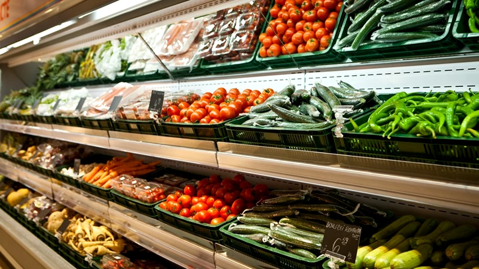 Cumpăraţi legume şi fructe de la supermarket? Cum diminuaţi cantitatea de PESTICIDE care vă intră în corp