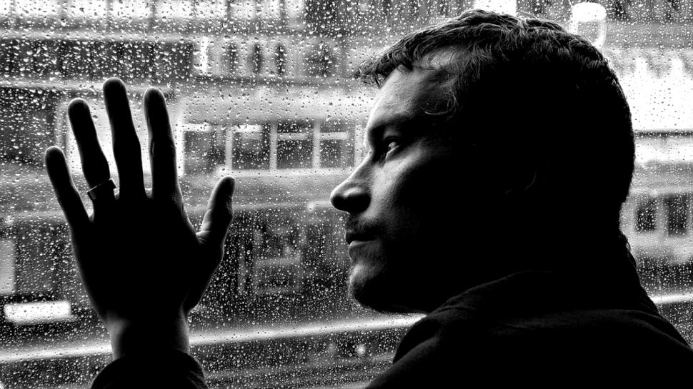 Cum ajunge singurătatea perechea ta: În una din trei case din România trăieşte un om singur