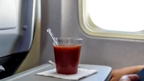 Test de cultură generală. De ce se servește suc de roșii în avion?