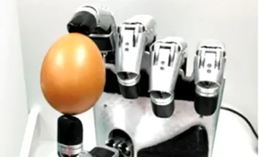 O mână robotică este atât de precisă încât poate ține un ou fără să-l spargă