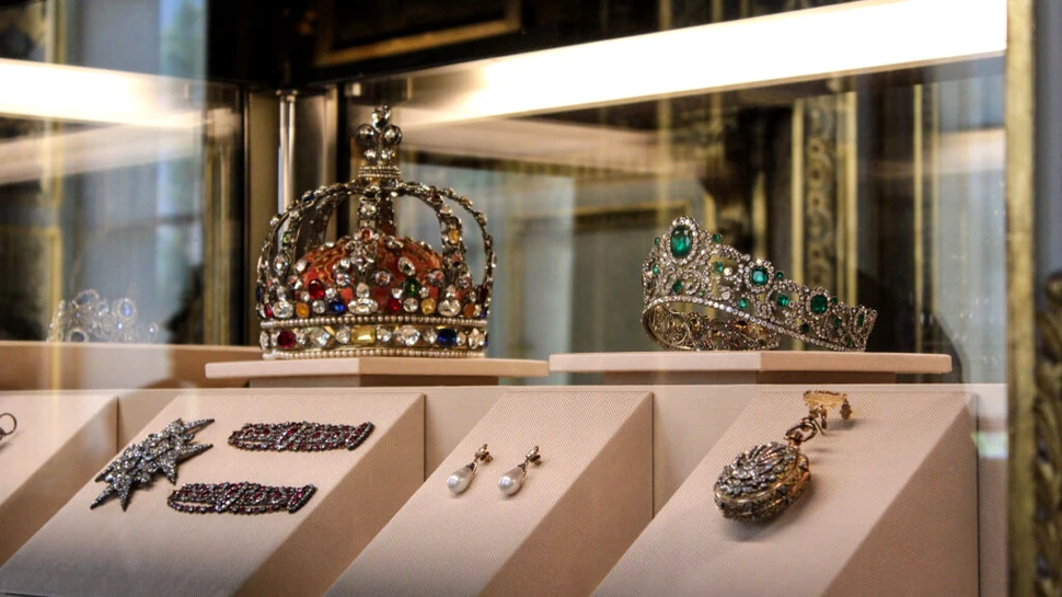 O femeie, pusă sub acuzare în cazul jafului de la Muzeul Luvru