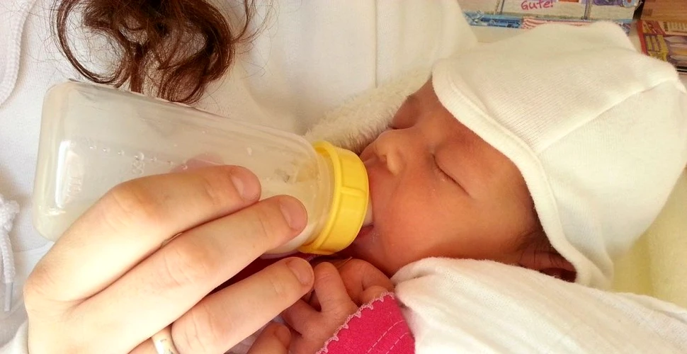 Bebelușii hrăniți cu biberonul înghit milioane de microplastice în fiecare zi