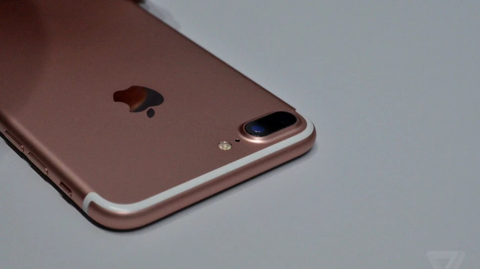 S-au împlinit zece ani de la naşterea iPhone-ului. Cum a revoluţionat acest produs piaţa smartphone-urilor şi cum a creat un gigant cu vânzări de 216 miliarde de dolari