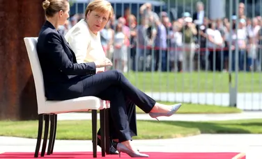 Angela Merkel a încălcat protocolul diplomatic. A stat jos în timpul ceremoniei oficiale de primire a prim-ministrului danez. Reacţiei ei de după eveniment -VIDEO