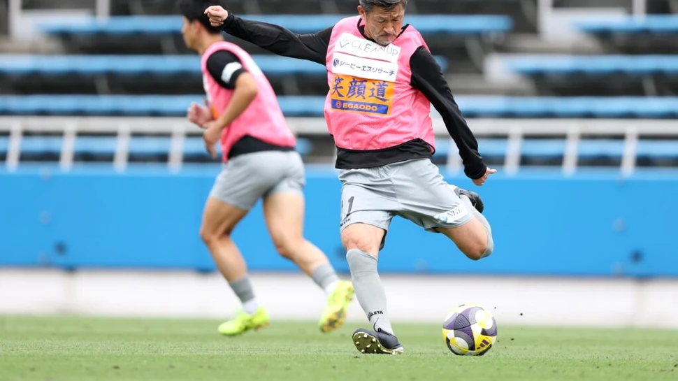 Cel mai vârstnic fotbalist profesionist din lume a semnat pentru încă un sezon