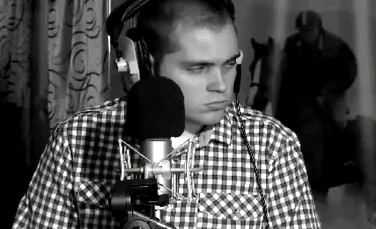 Uimitoarele faţete ale autismului: un tânăr autist aproape incapabil să vorbească este un cântăreţ extraordinar (VIDEO)