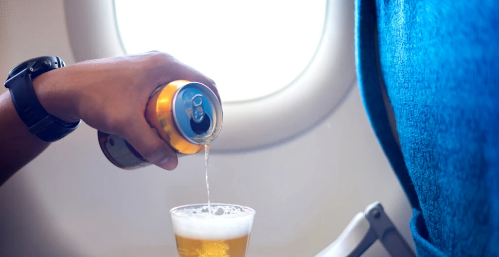 Un avion plin cu turiști britanici a rămas fără alcool într-un timp record