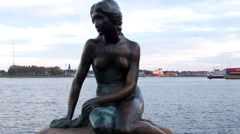 Facebook a cenzurat fotografiile cu Mica Sirenă din Copenhaga – VIDEO