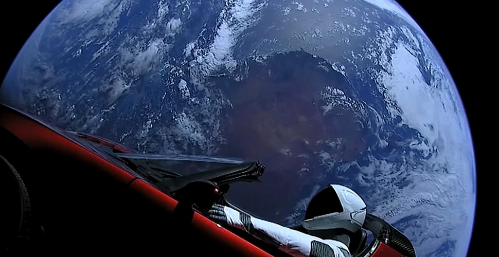 Acum poţi urmări online călătoria vehiculului Tesla Roadster, trimis de SpaceX în spaţiu