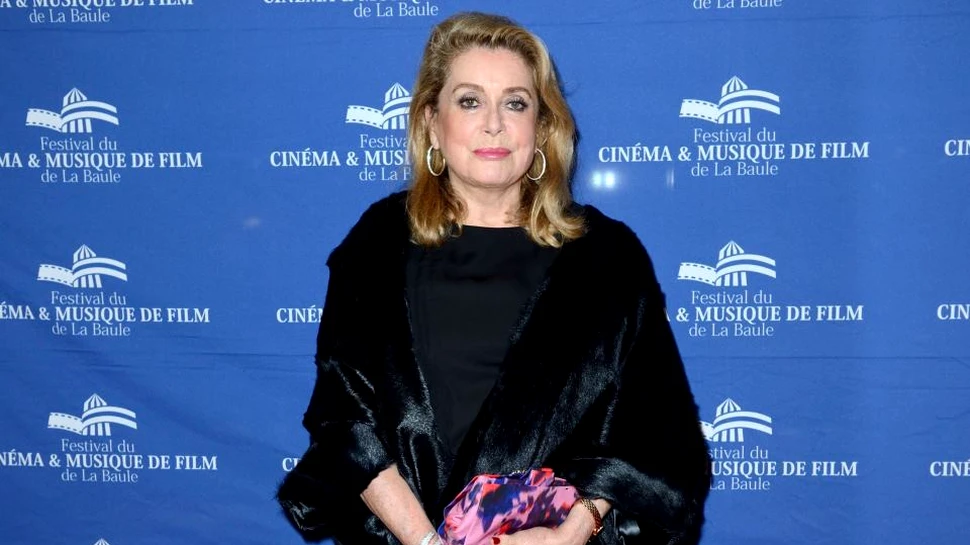 Catherine Deneuve şi alte personalităţi feminine apără „libertatea de a deranja” a bărbaţilor, în contextul scandalurilor sexuale recente de la Hollywood