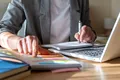 Ești dreptaci sau stângaci? Un nou studiu sugerează că nu creierul decide asta