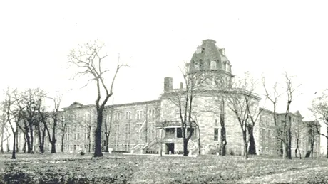 Nellie Bly, jurnalista care s-a prefăcut nebună și a înconjurat lumea în 72 de Zile. A intrat voluntar într-un spital psihiatric și a scris reportajul care a schimbat legile SUA