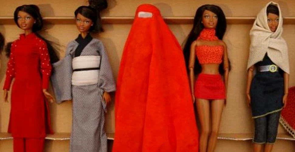 Papusa Barbie poarta burka