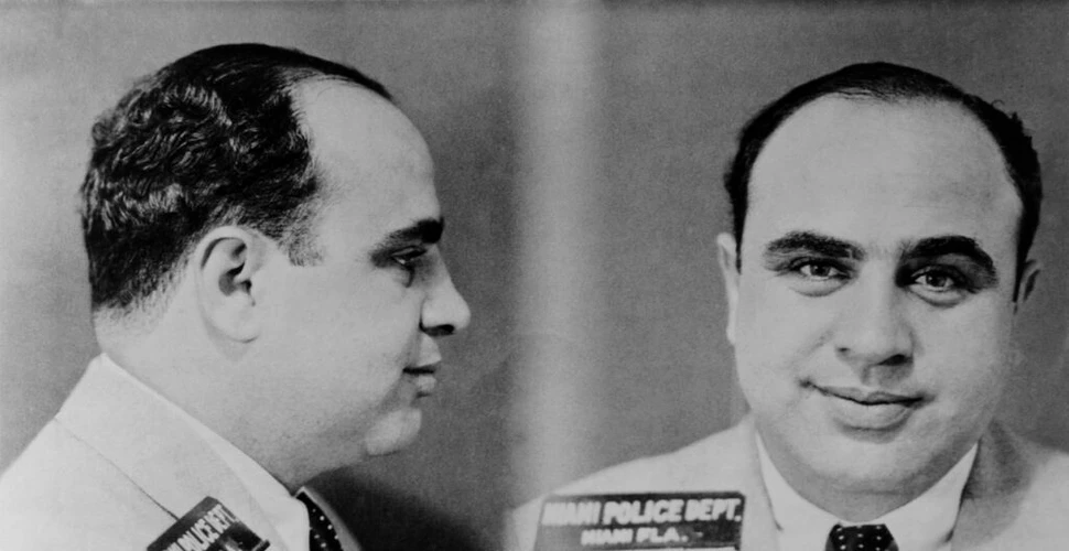 Al Capone, unul dintre primii prizonieri federali ai închisorii Alcatraz. Pentru unii Regele Crimelor din Chicago, pentru alții Robin Hood
