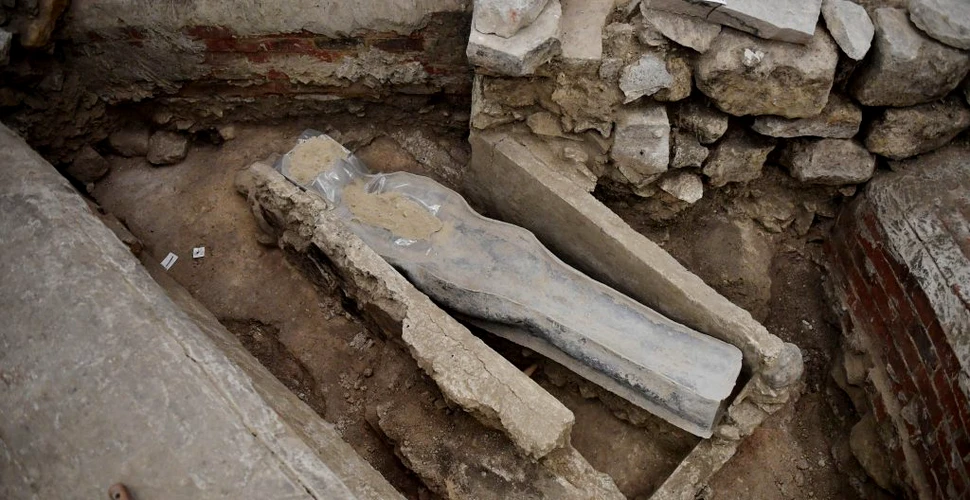 Un sarcofag antropomorf, descoperit printre noile morminte dezvăluite sub Catedrala Notre-Dame