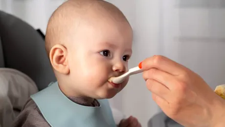 Studiu alarmant: Mâncarea pentru bebeluși, prea bogată în zahăr și săracă în nutrienți