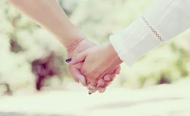 Fenomenul ce are loc în creierul a doi îndrăgostiţi atunci când se ţin de mână