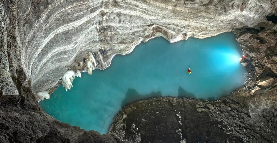 Cel mai mare lac termal subteran din lume este de un albastru electrizant