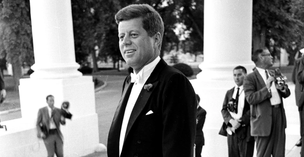 Ultimul autograf al lui John F. Kennedy, scris cu două ore înainte de a muri, scos la licitaţie
