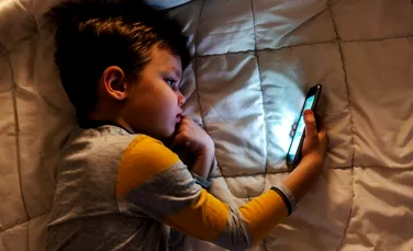 Folosirea excesivă a ecranelor, legată de probleme în dezvoltarea limbajului la copii