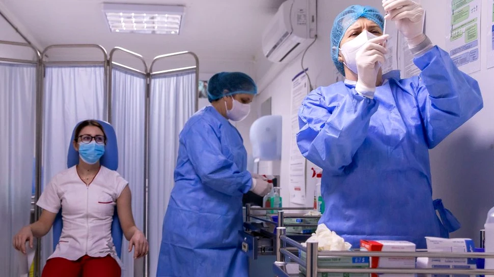 De azi, în România, se folosesc 6 doze din fiecare flacon de vaccin COVID-19