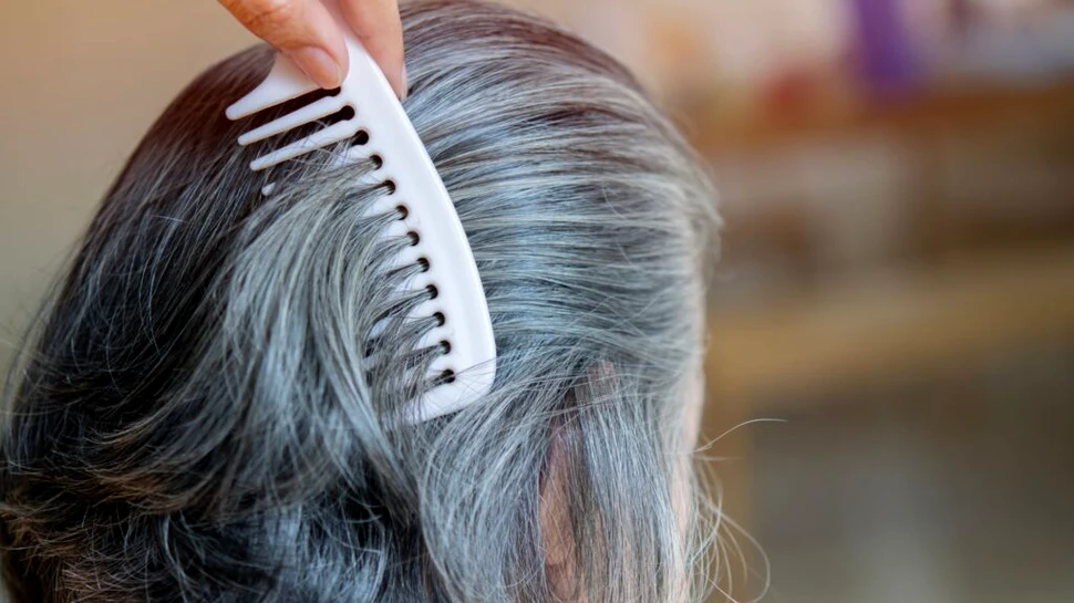 Beneficiul ascuns al firelor albe. De ce este albirea părului benefică pentru sănătate
