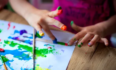 Un copil de 2 ani supranumit „Micuțul Picasso” uimește iubitorii de artă