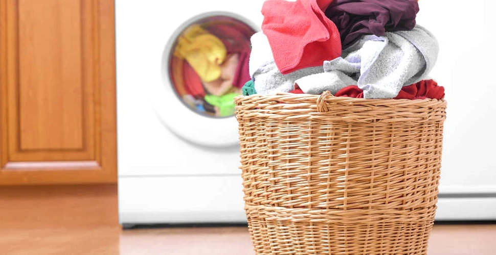 Pericolul din maşina de spălat. Un singur ciclu de spălare eliberează 700.000 de microfibre de plastic