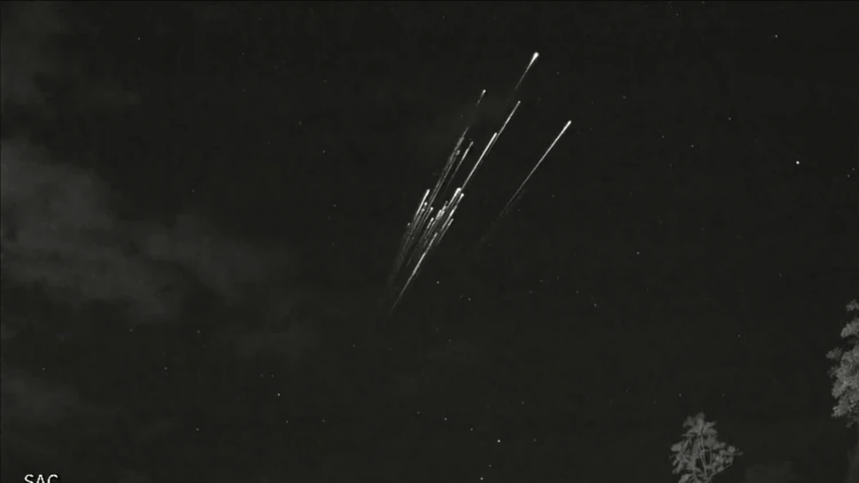 Sateliții Starlink s-au transformat în „mingi de foc” în atmosferă. Imaginile sunt dramatice