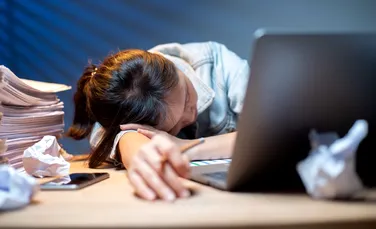 Un pui de somn în timpul programului de lucru poate crește productivitatea angajaților